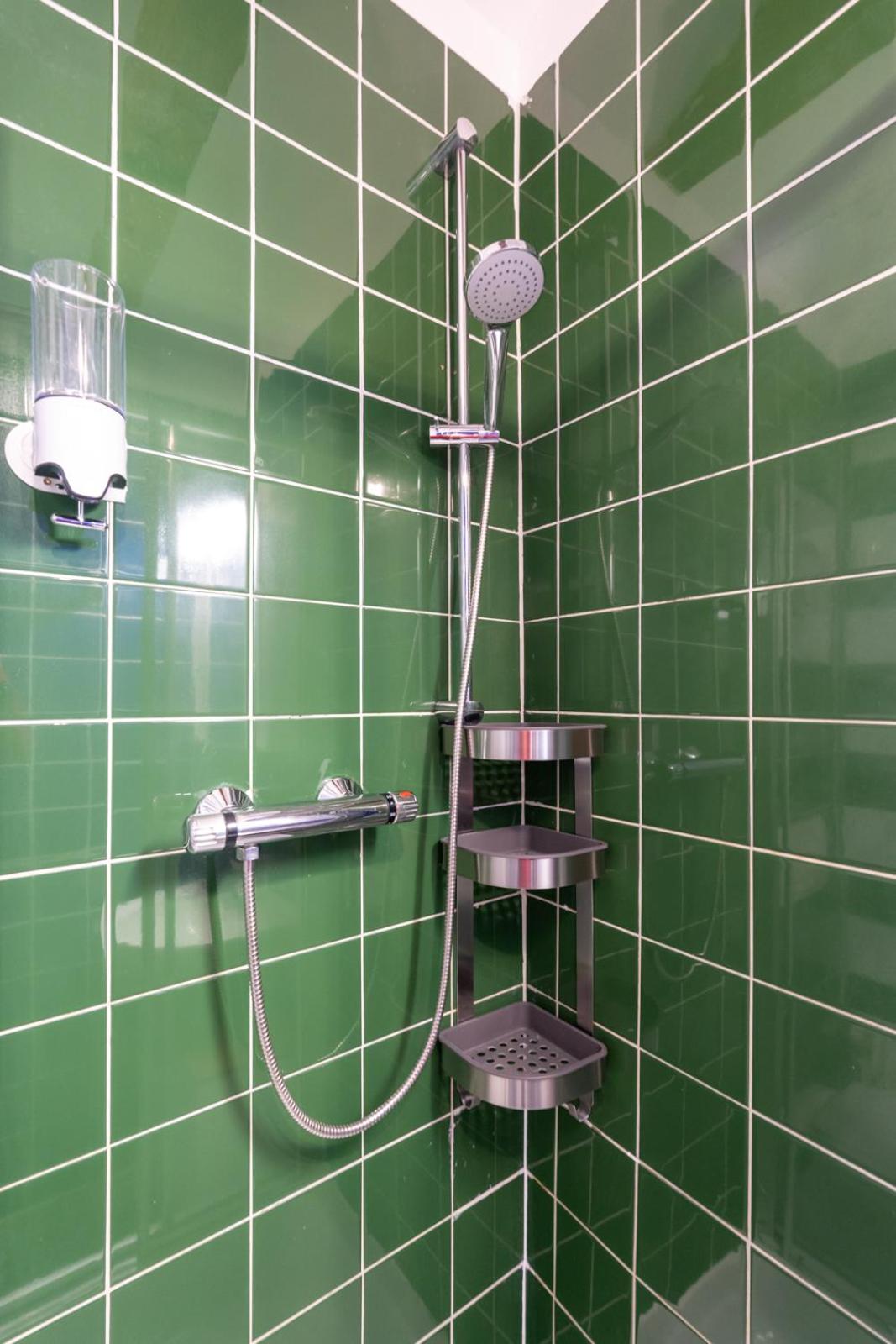 Spacious 7-Person Leoben Apartment - Ideal for Workers, Groups & Family