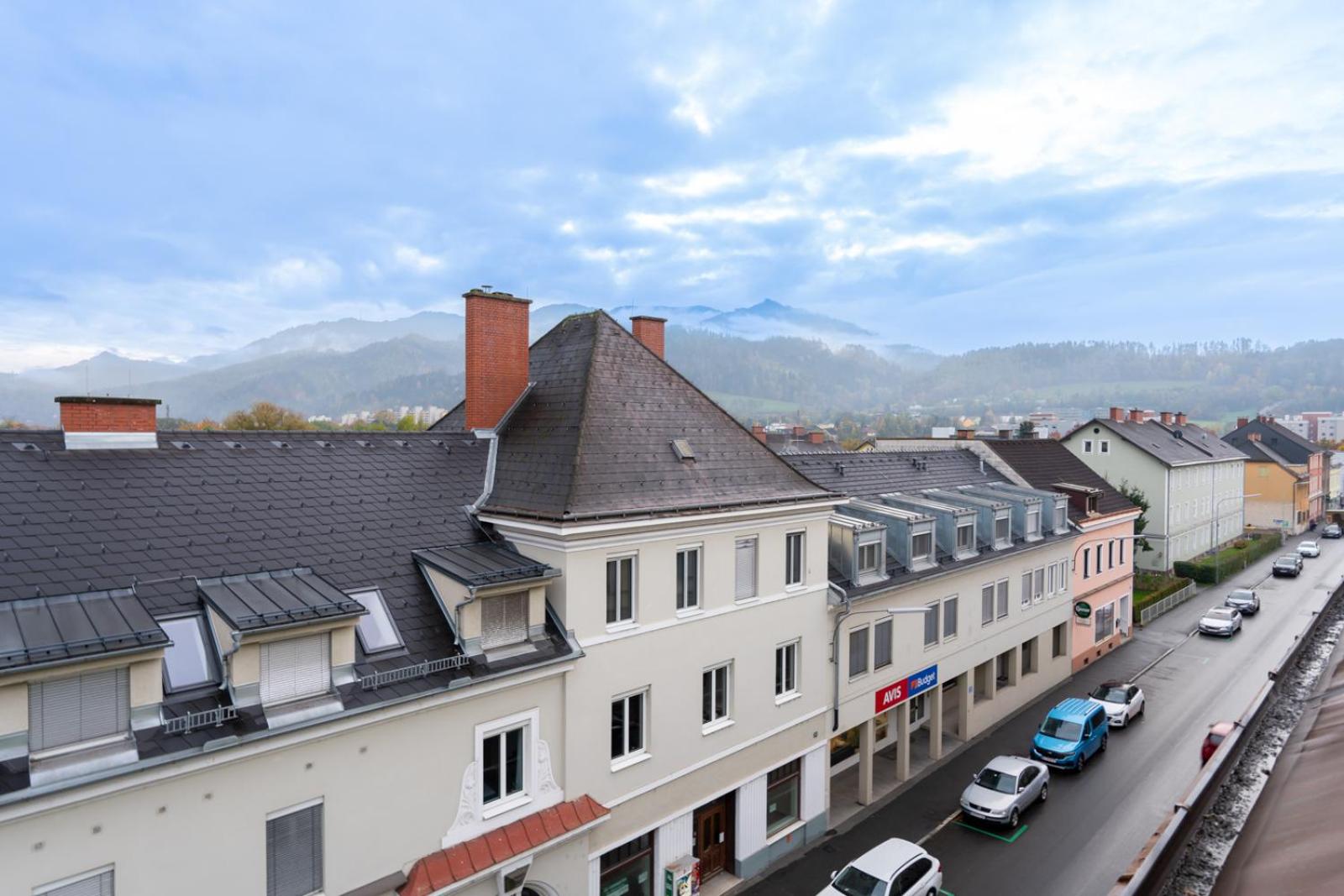 Spacious 7-Person Leoben Apartment - Ideal for Workers, Groups & Family