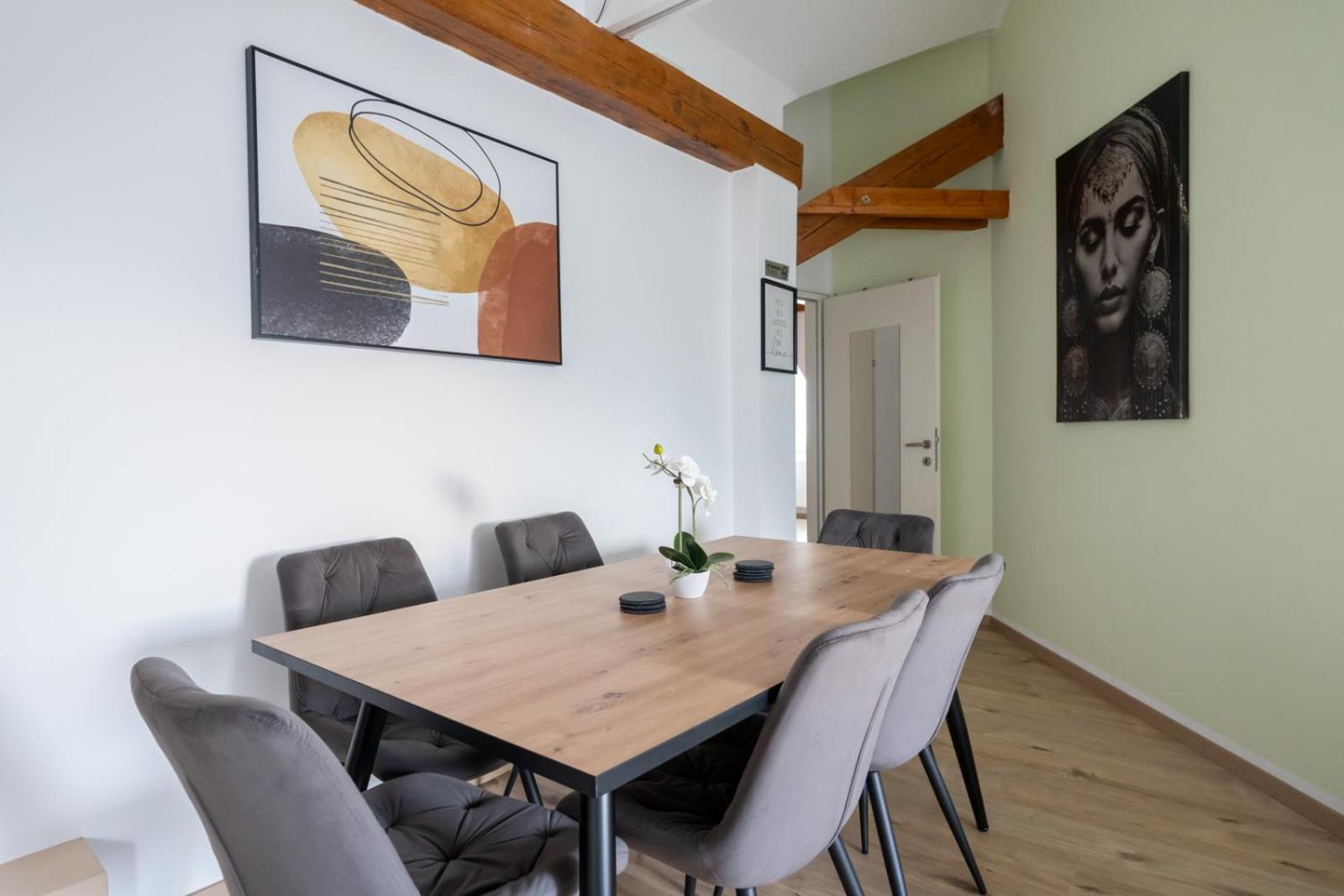 Spacious 7-Person Leoben Apartment - Ideal for Workers, Groups & Family