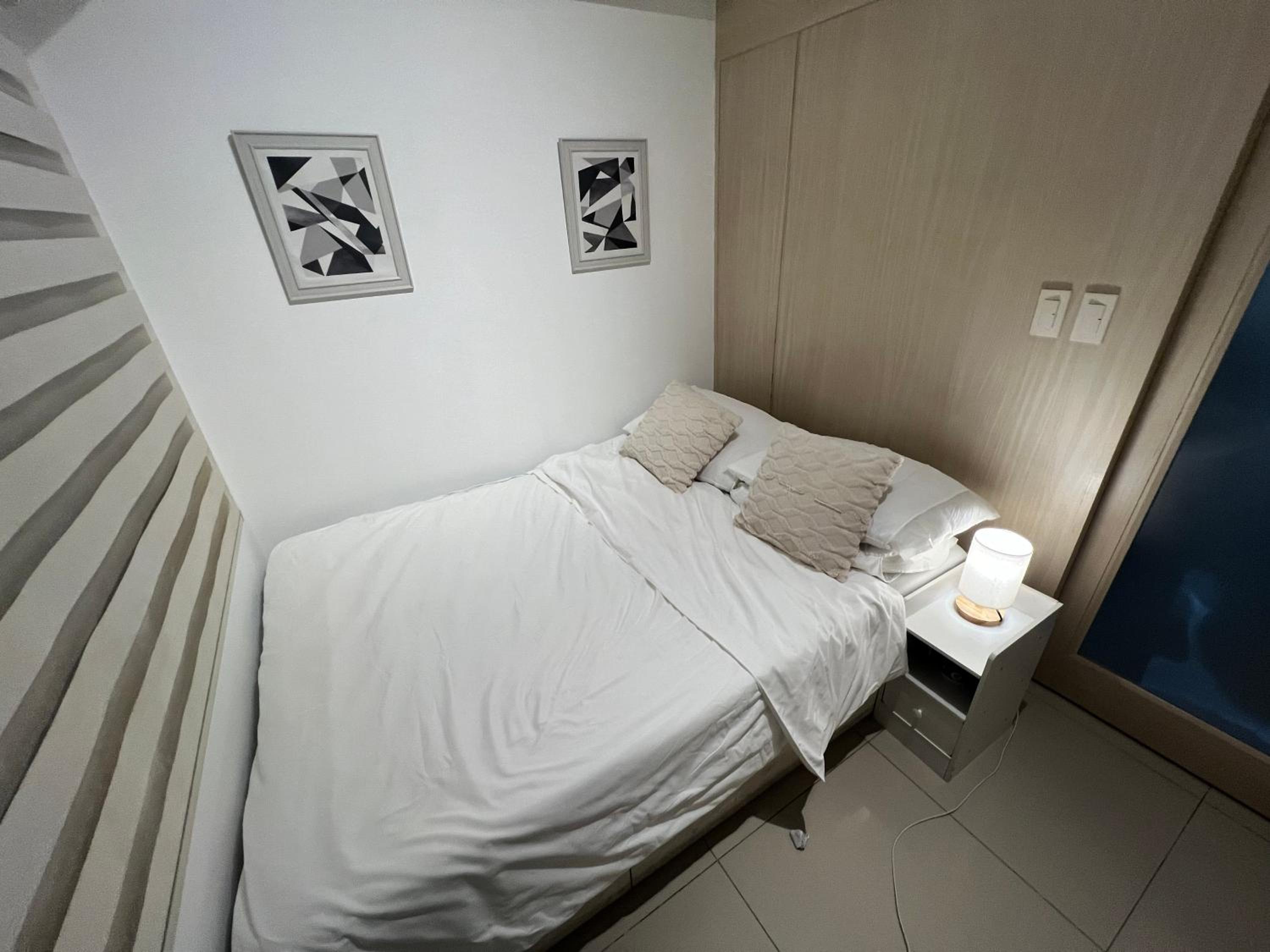 Makati High rise 1 Bedroom Condo with Balcony view 5