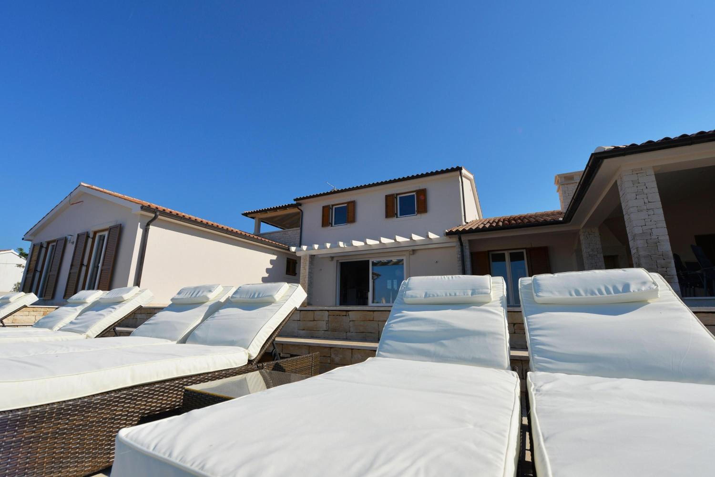 Schönes Ferienhaus Eufemija Mit Pool view 2