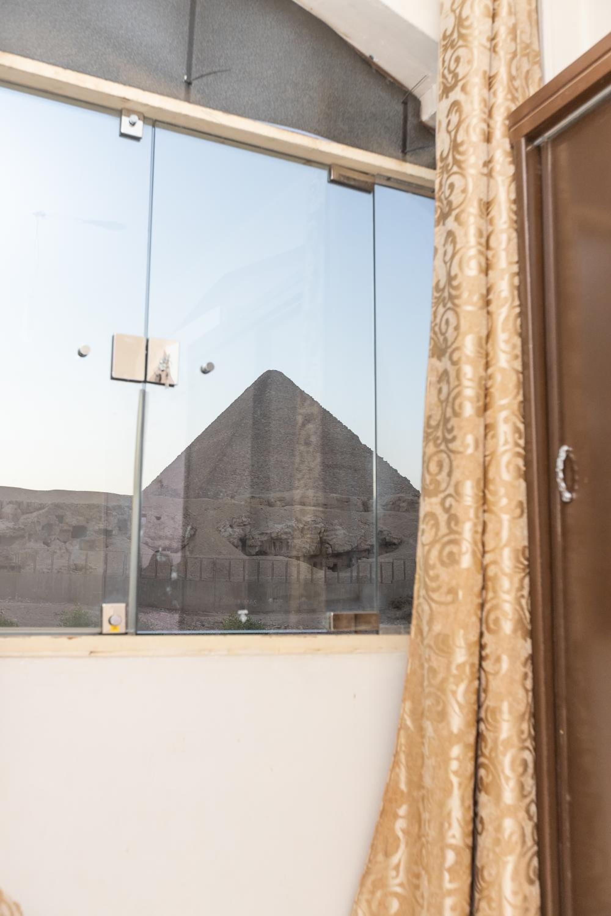 Grensha Pyramids inn