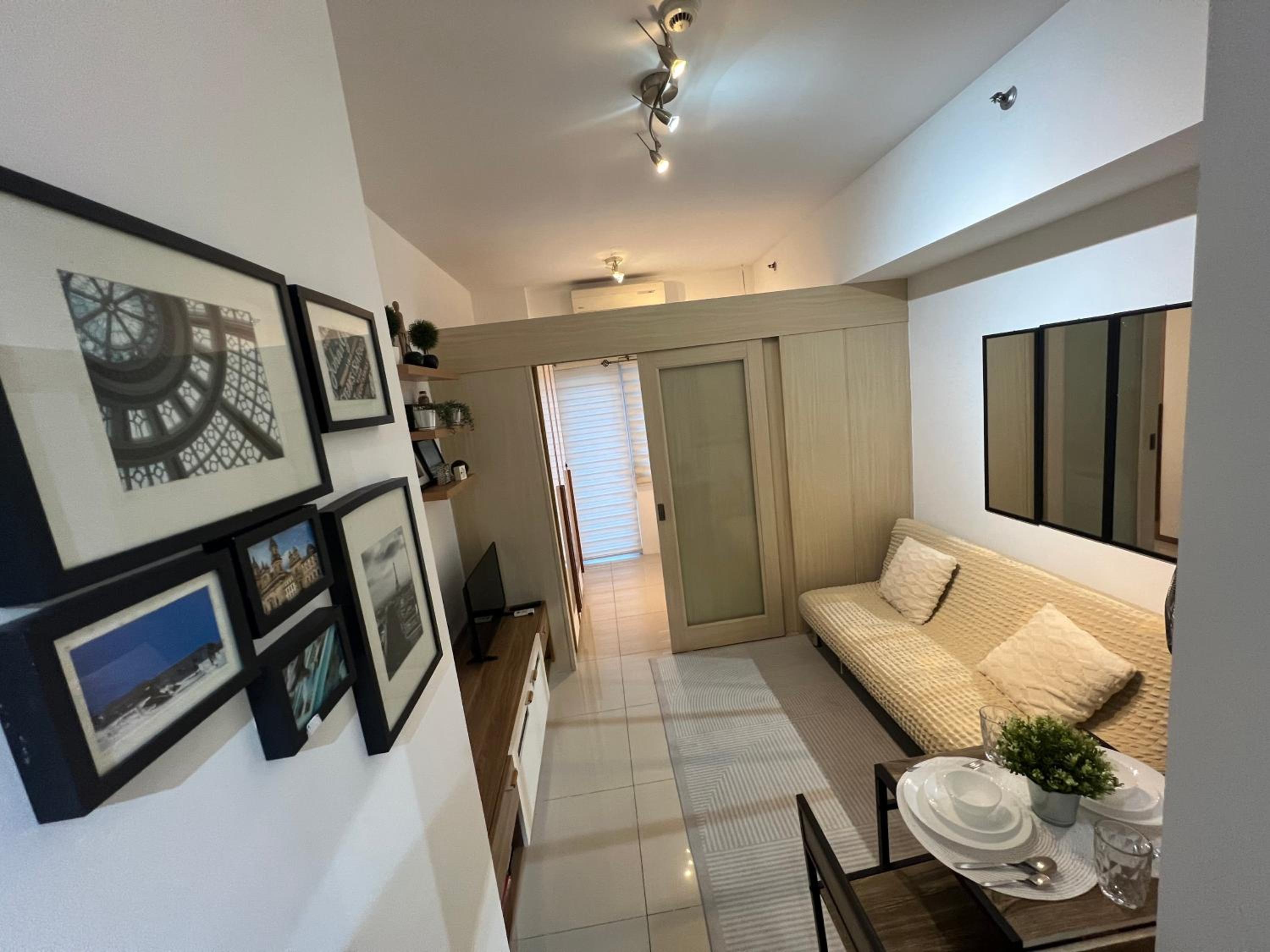 Makati High rise 1 Bedroom Condo with Balcony view 4