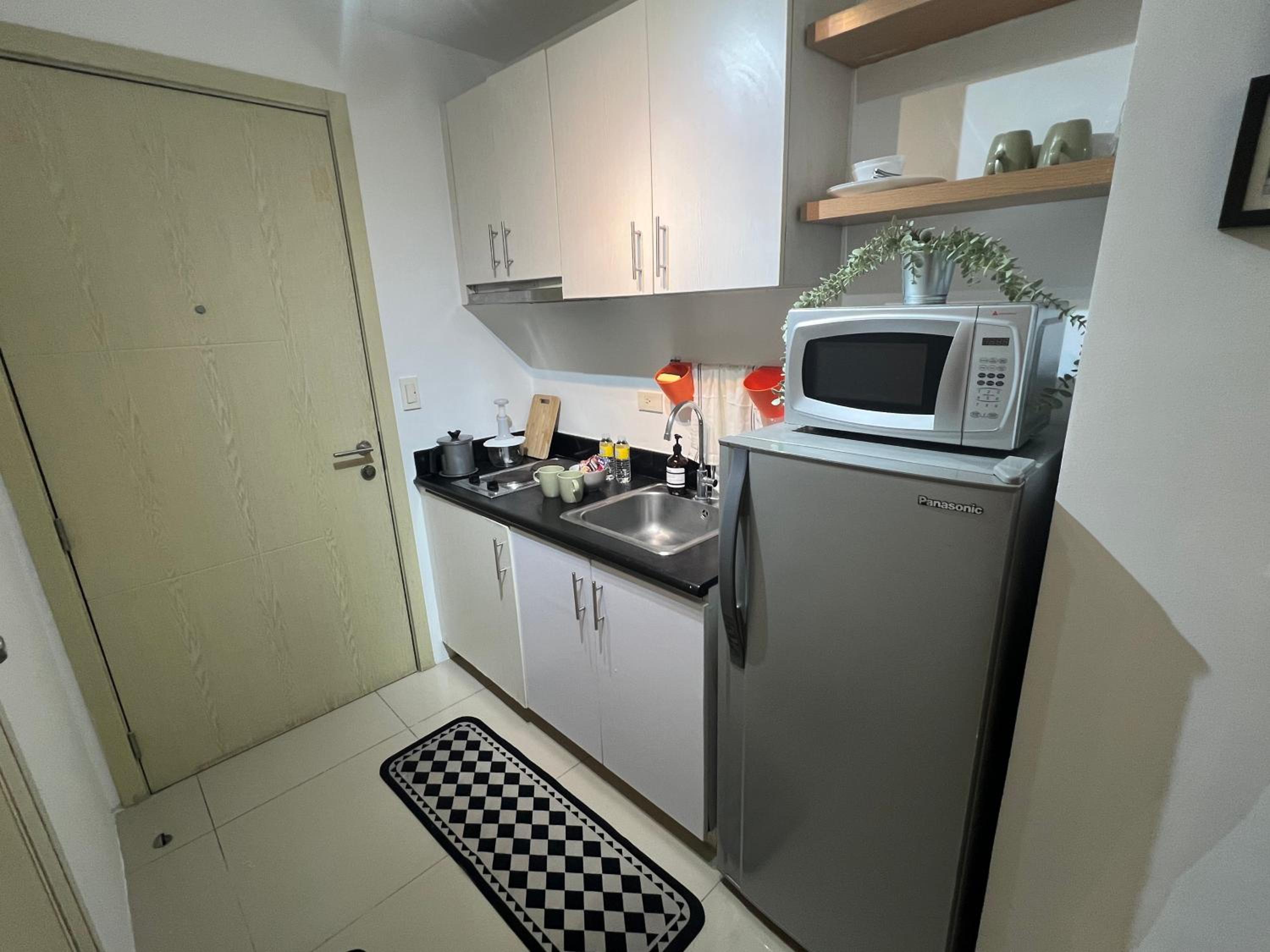 Makati High rise 1 Bedroom Condo with Balcony view 3