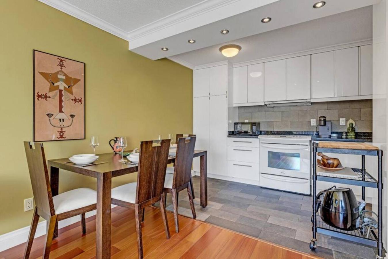 Adorable 1-Bedroom Apartment on Kitsilano Beach