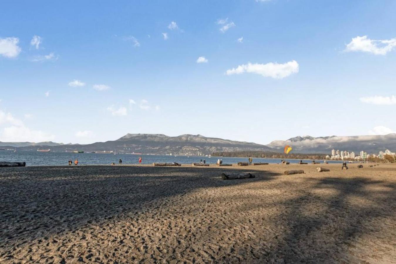 Adorable 1-Bedroom Apartment on Kitsilano Beach