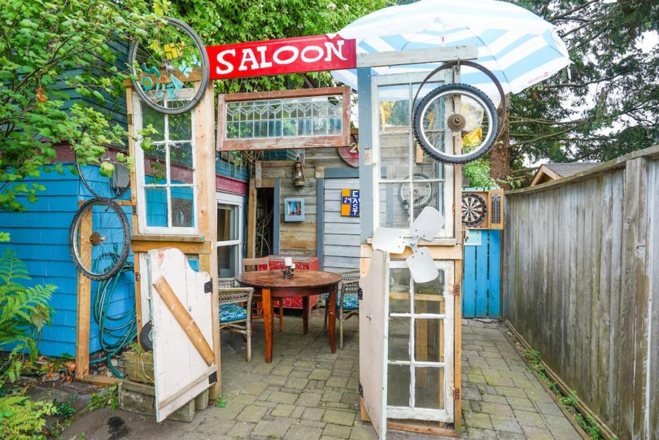 Artsy Private Guest Suite with Outdoor Saloon