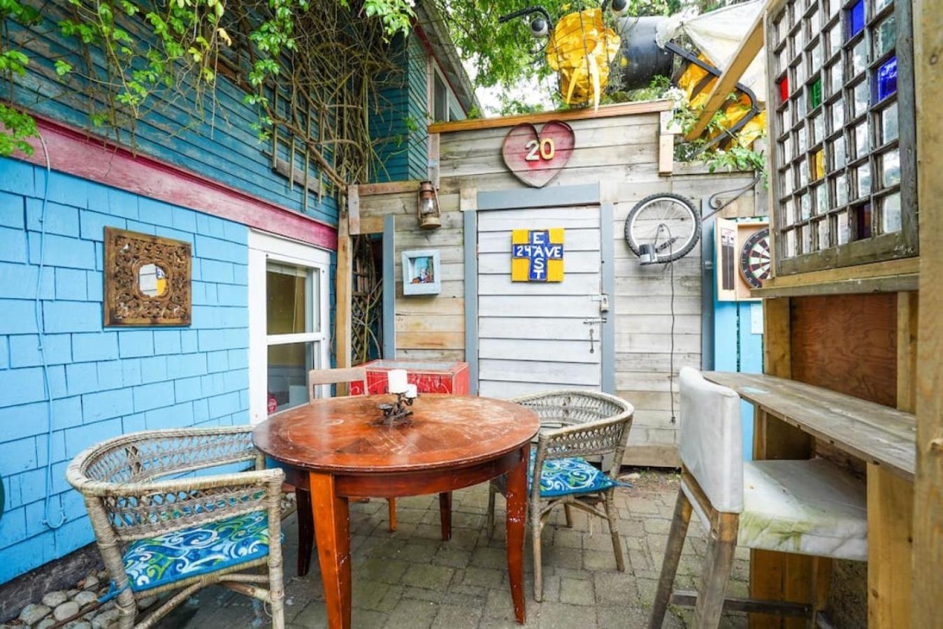Artsy Private Guest Suite with Outdoor Saloon