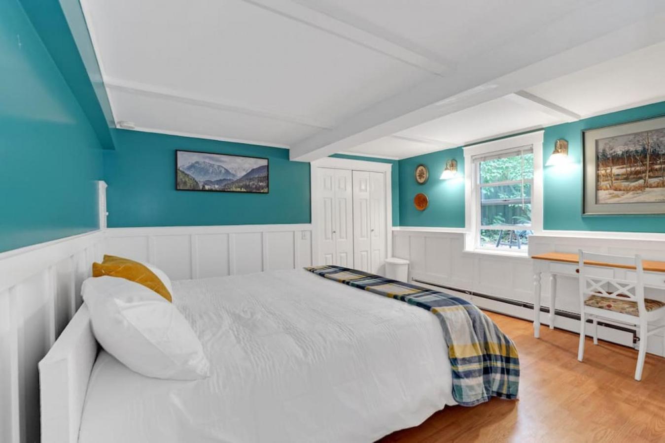 Artsy Private Guest Suite with Outdoor Saloon