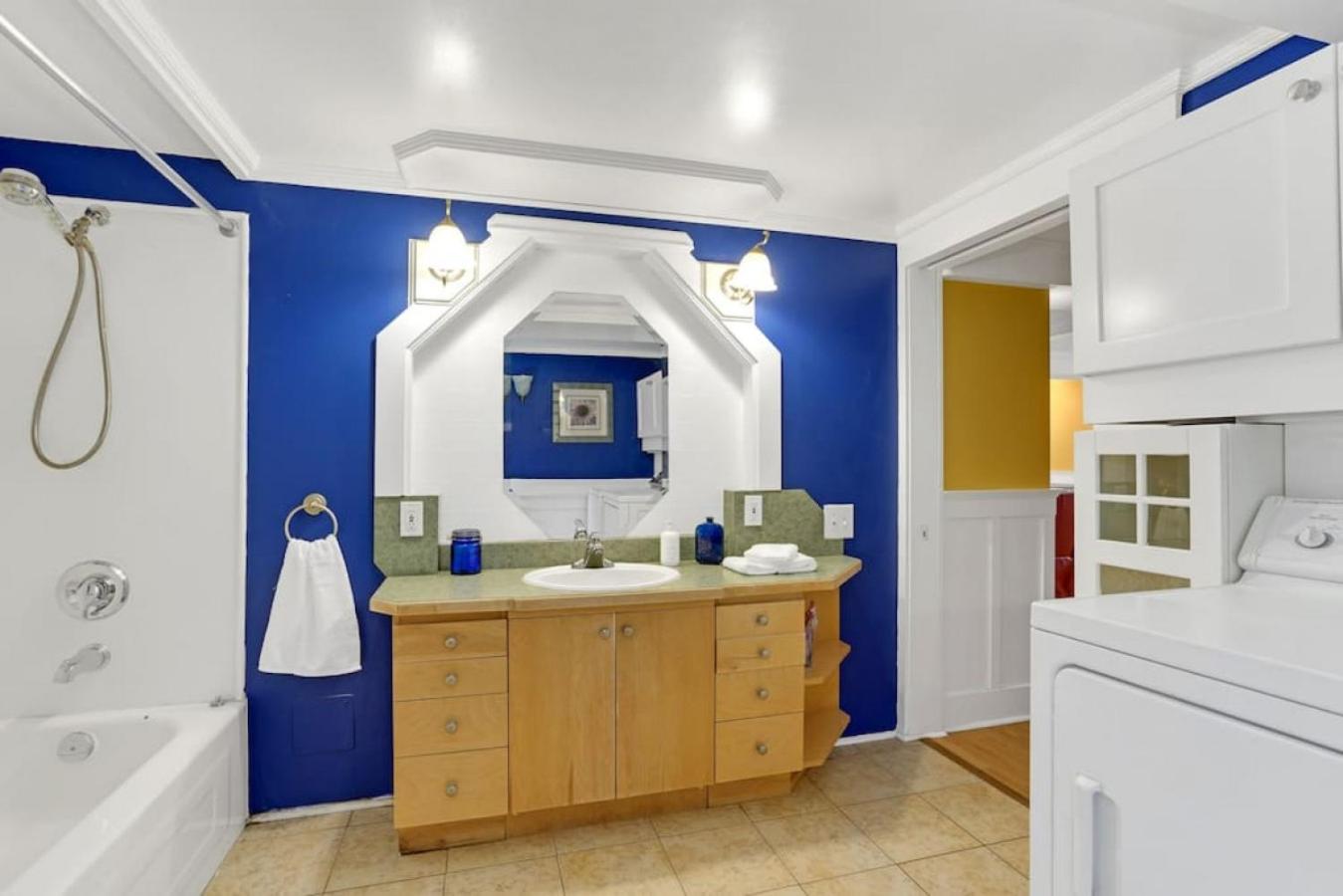 Artsy Private Guest Suite with Outdoor Saloon