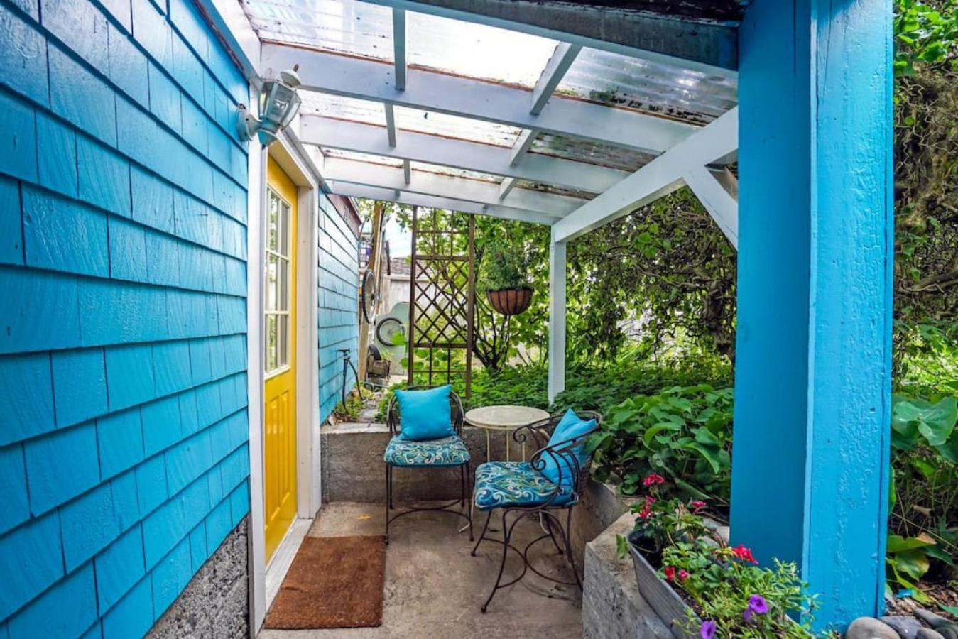 Artsy Private Guest Suite with Outdoor Saloon