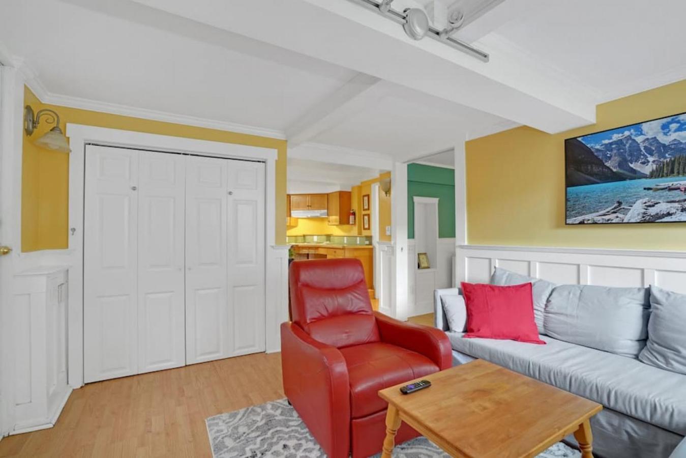 Artsy Private Guest Suite with Outdoor Saloon