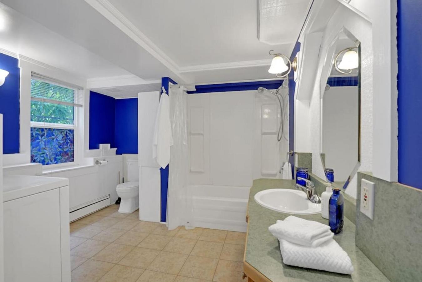 Artsy Private Guest Suite with Outdoor Saloon