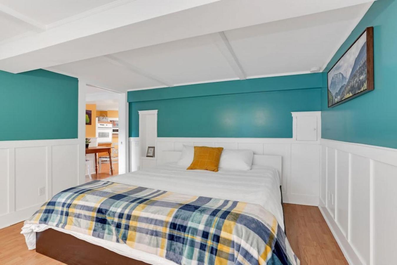 Artsy Private Guest Suite with Outdoor Saloon