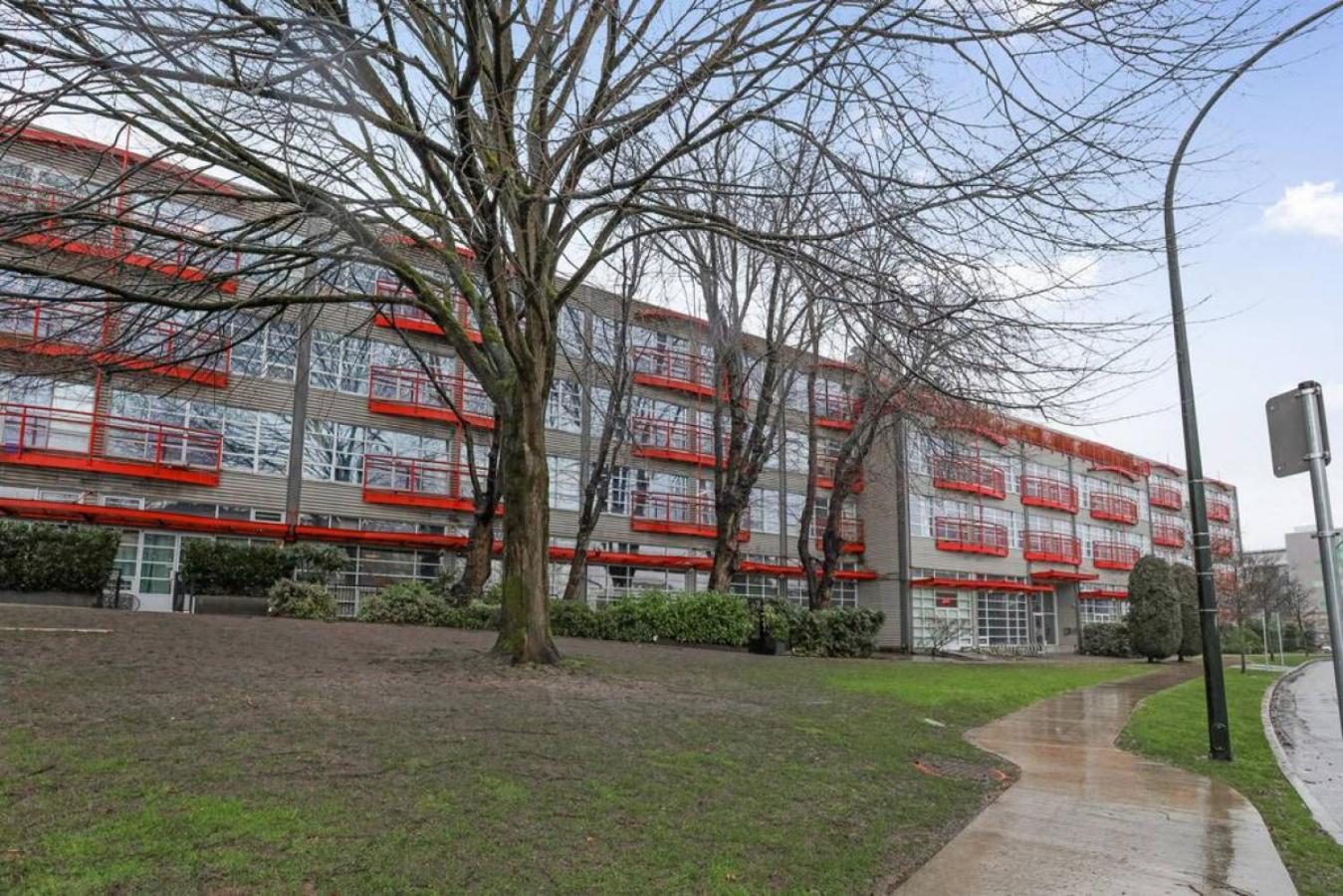 Modern and Specious Condo right off Main St