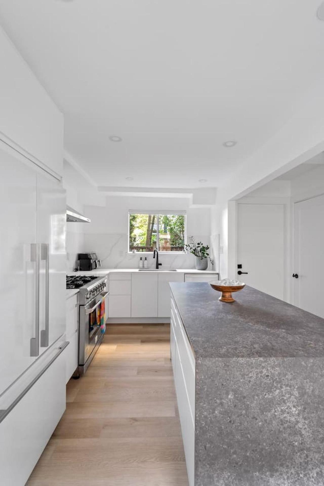 Modern Kitsilano 2 bedroom Home with a Hot Tub