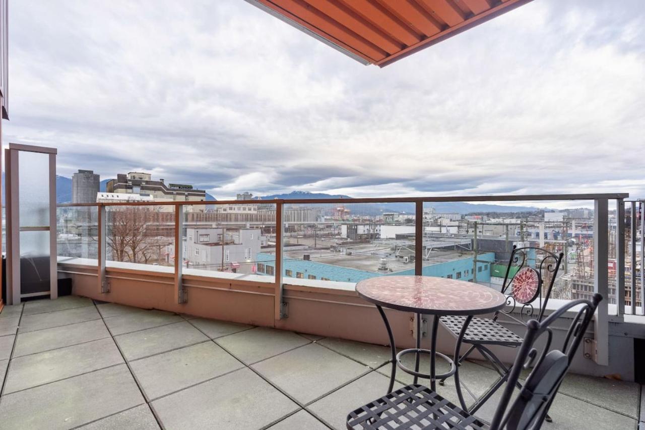 Spacious 2 BR Downtown Condo with Mountain Views