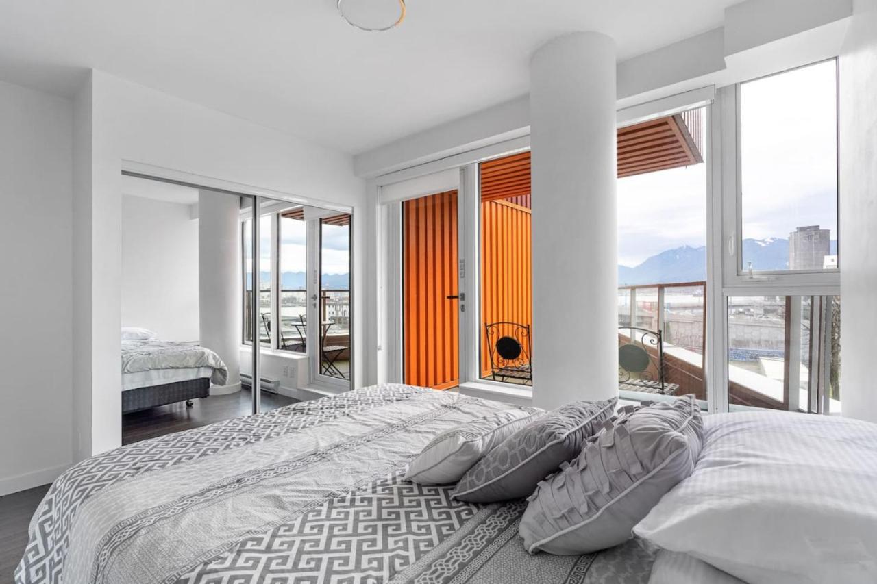 Spacious 2 BR Downtown Condo with Mountain Views
