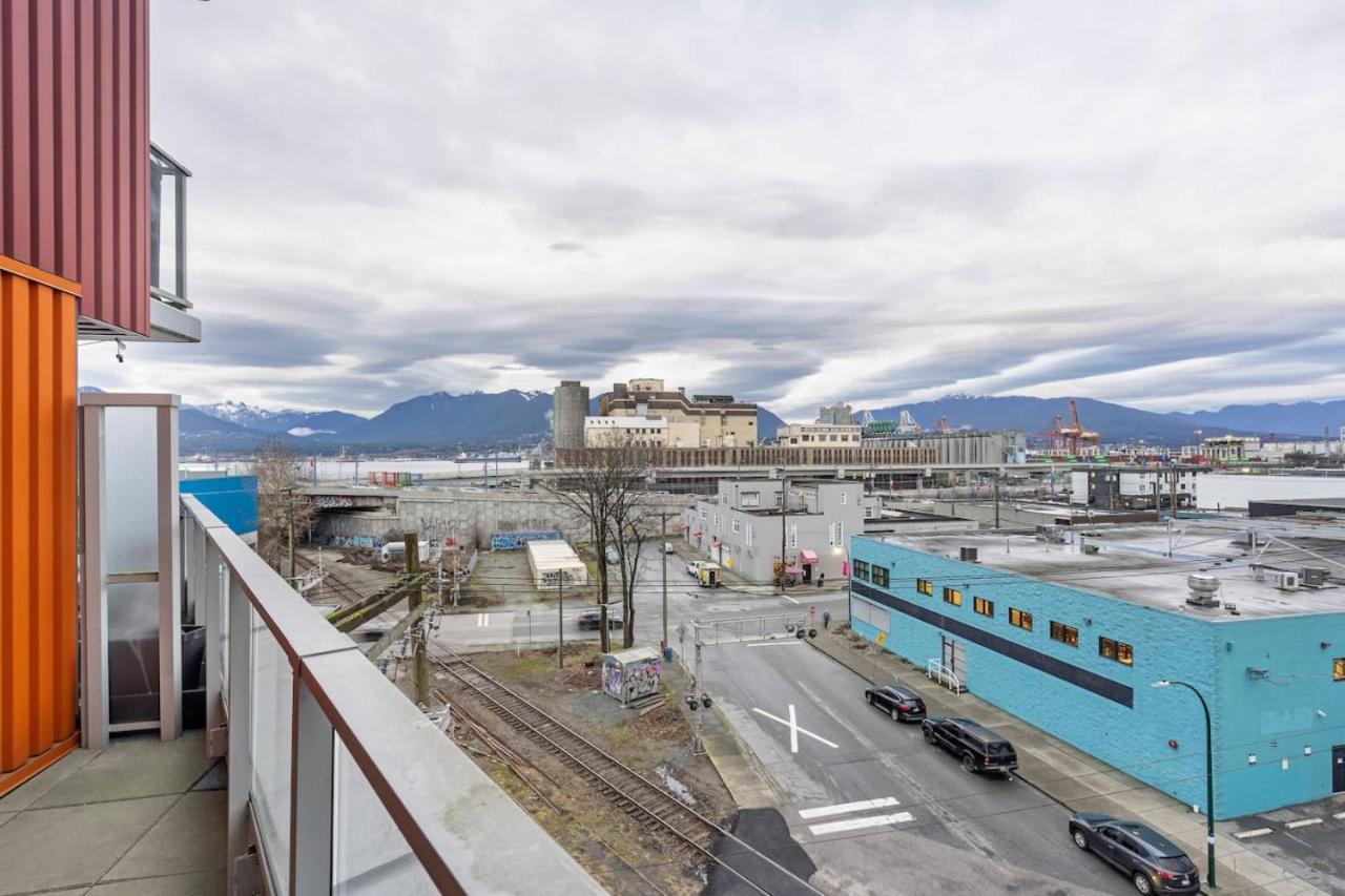 Spacious 2 BR Downtown Condo with Mountain Views