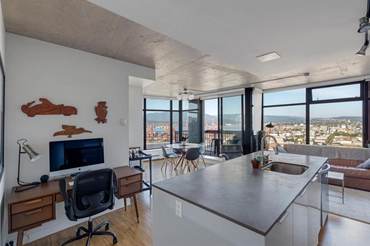 The W, Modernized 2 bedroom Downtown Highrise