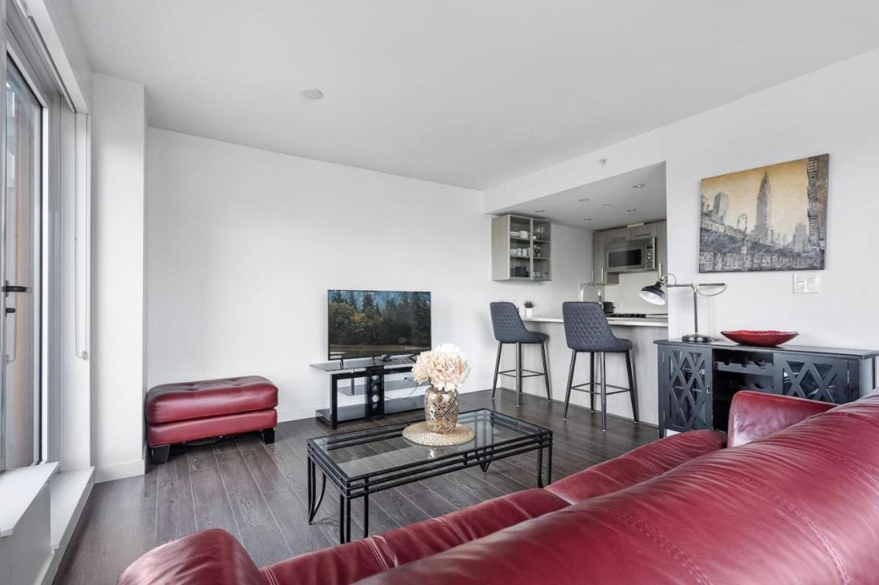 Spacious 2 BR Downtown Condo with Mountain Views