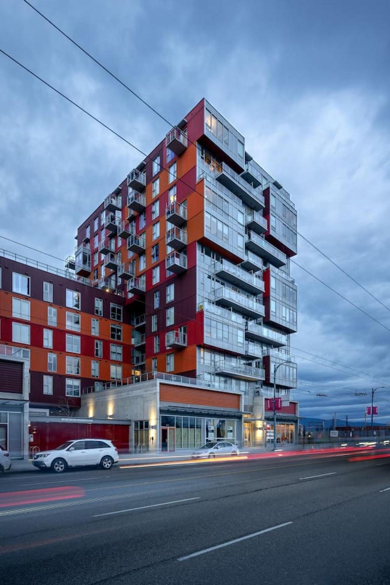 Spacious 2 BR Downtown Condo with Mountain Views