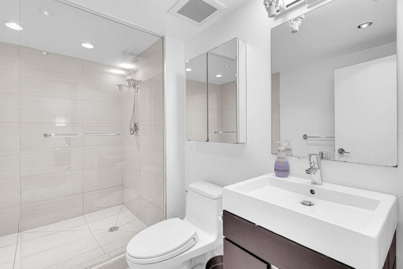 Comfortable 2-Bed Suite Near UBC