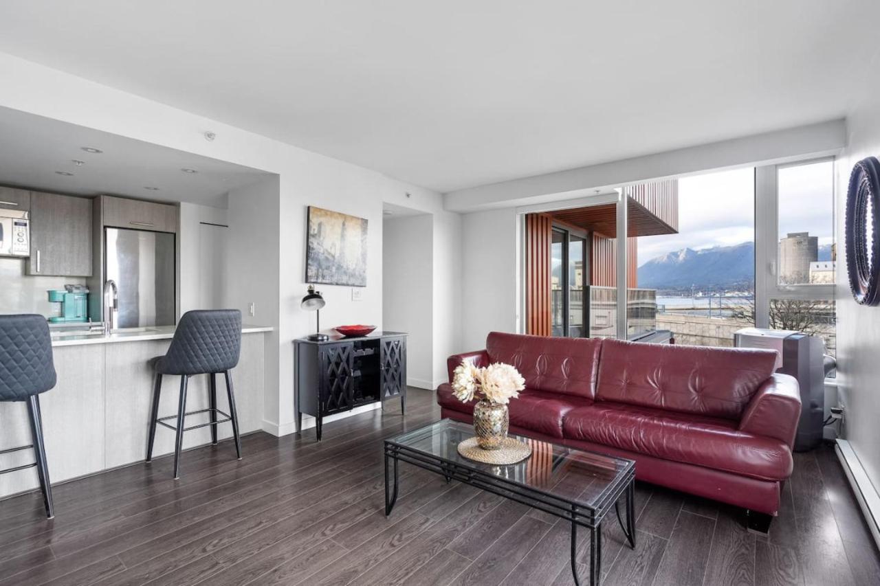 Spacious 2 BR Downtown Condo with Mountain Views