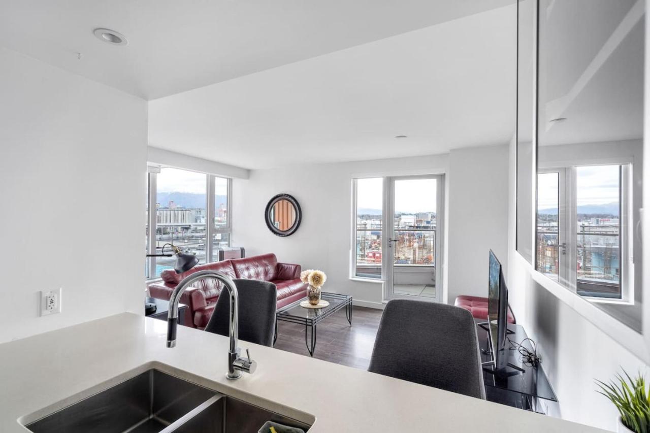Spacious 2 BR Downtown Condo with Mountain Views