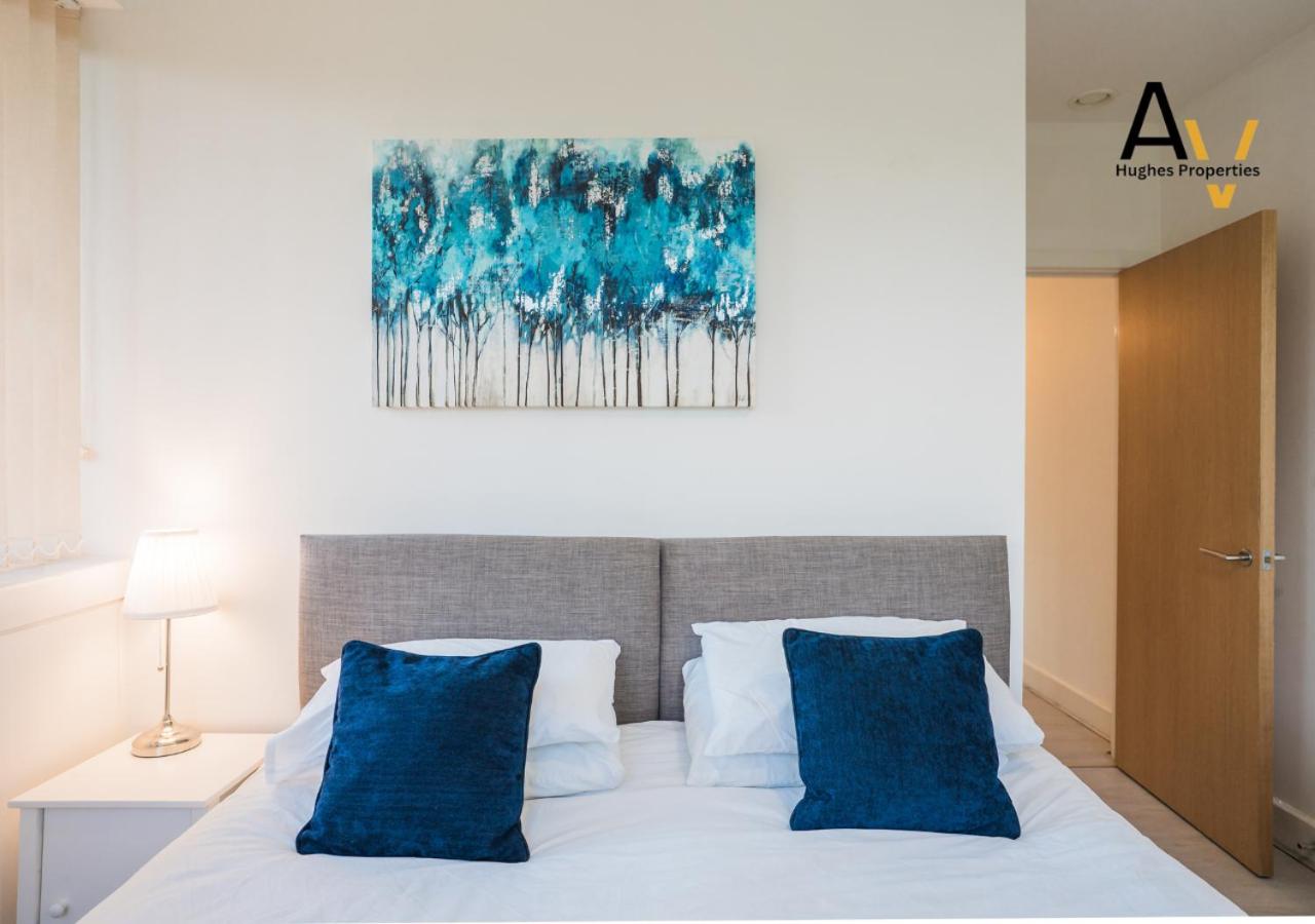 Luxury Two-Bedroom Apartment - Central, 7 Mins from Station, Free Wi-Fi By AV Hughes Properties view 5