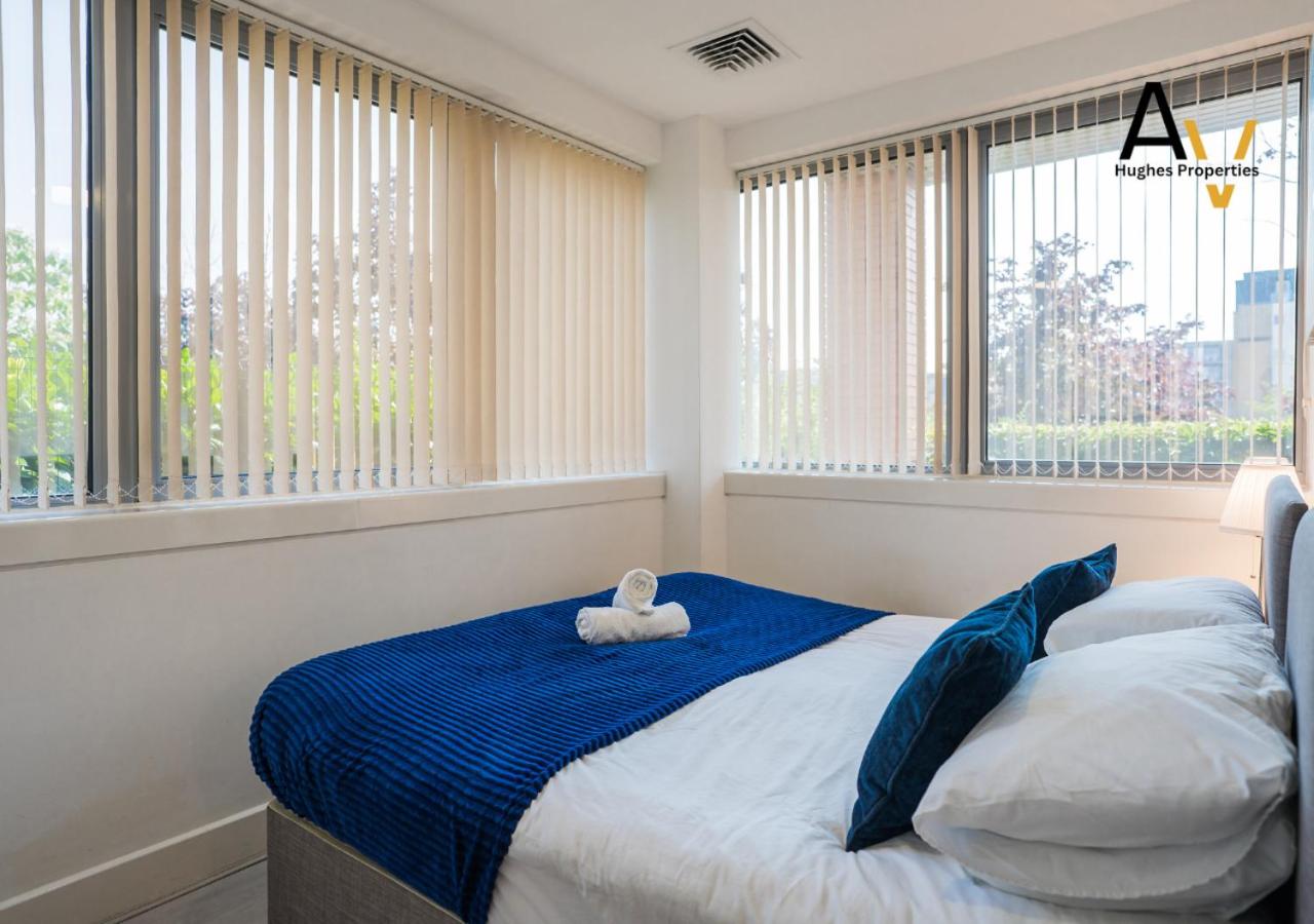 Luxury Two-Bedroom Apartment - Central, 7 Mins from Station, Free Wi-Fi By AV Hughes Properties view 2