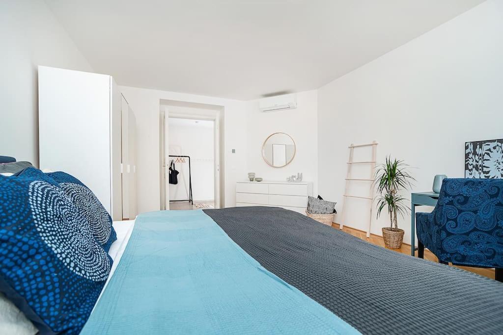 Central Bright and Spacious Appt
