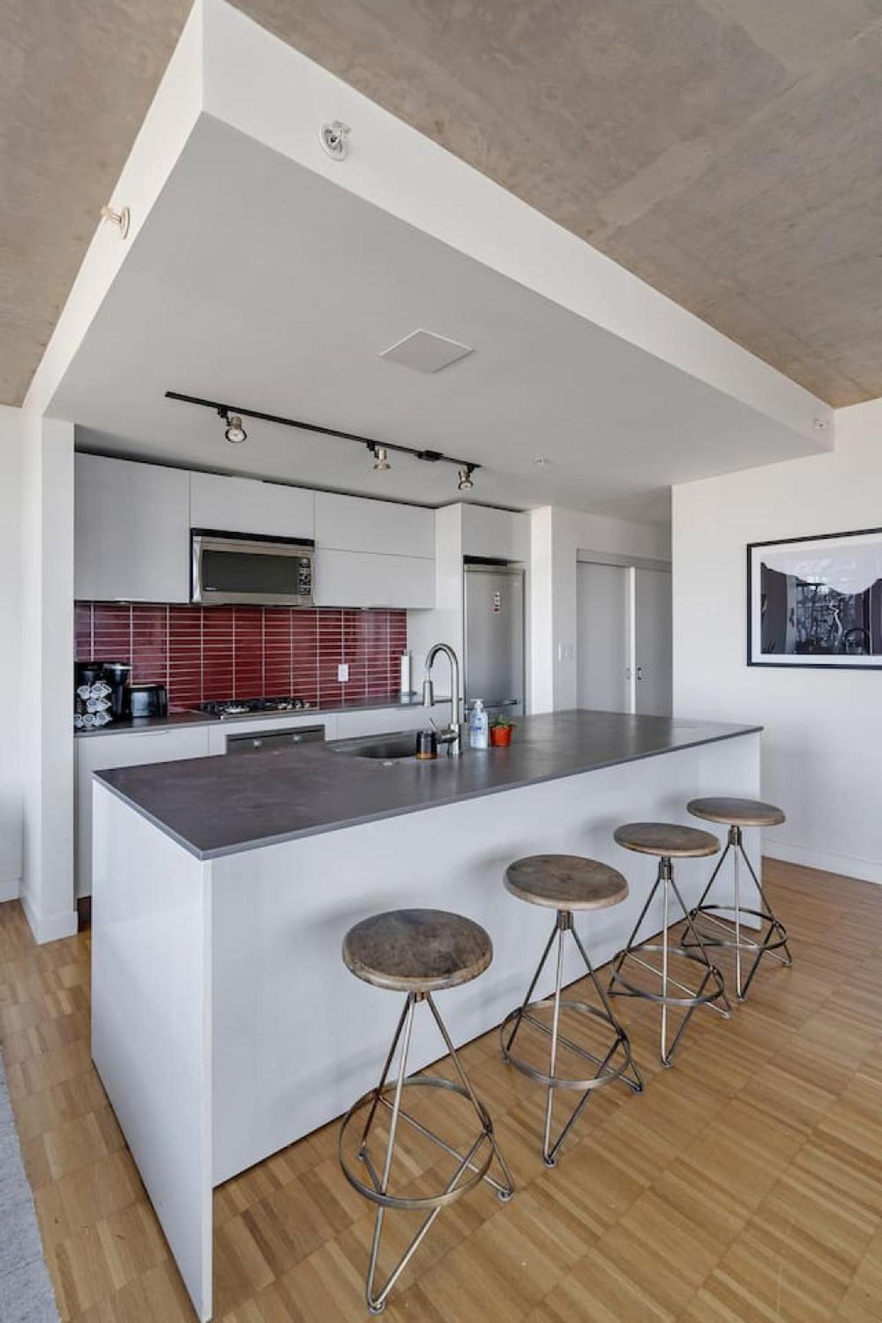 The W, Modernized 2 bedroom Downtown Highrise