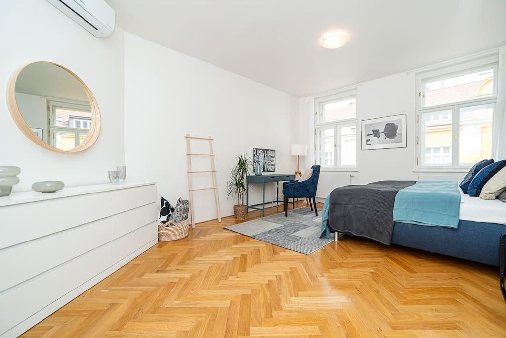 Central Bright and Spacious Appt