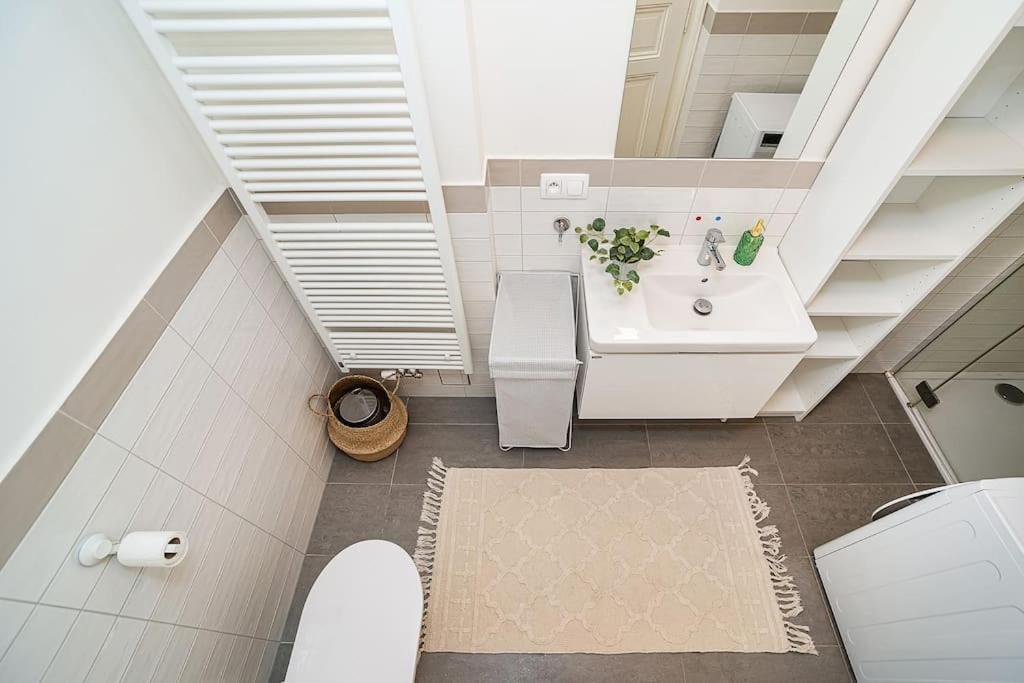 Central Bright and Spacious Appt