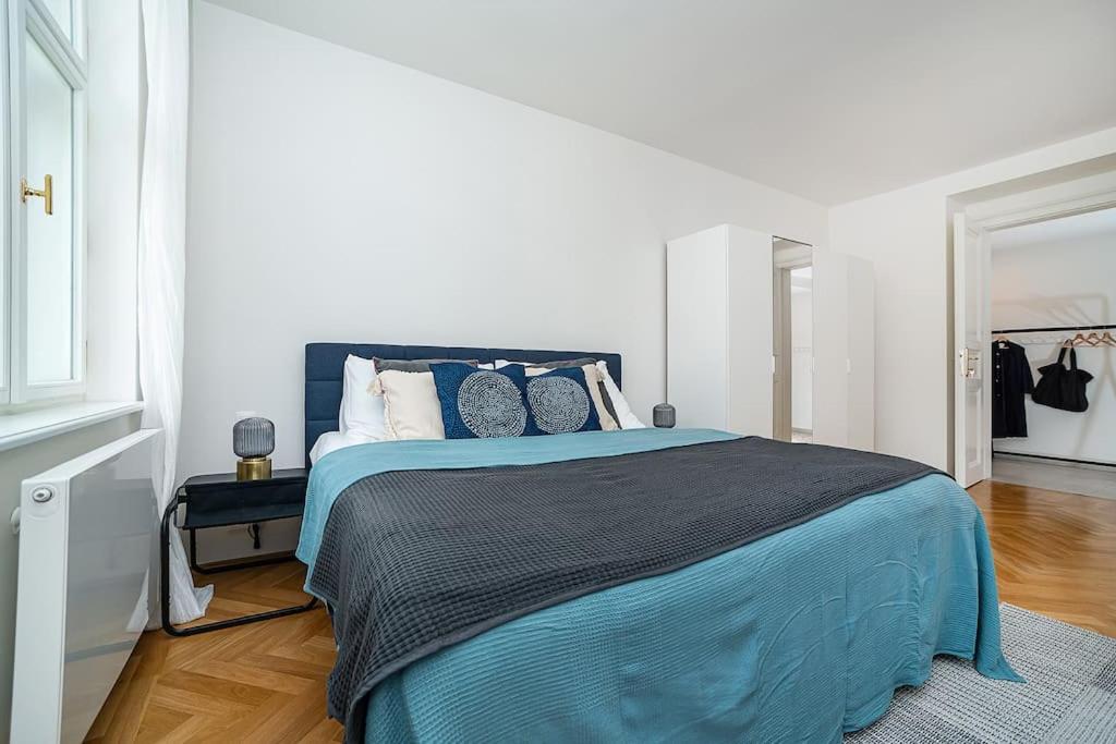 Central Bright and Spacious Appt