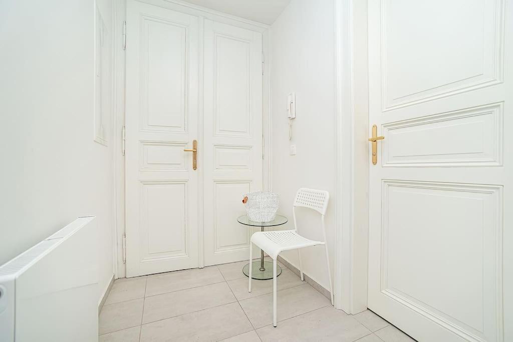 Central Bright and Spacious Appt