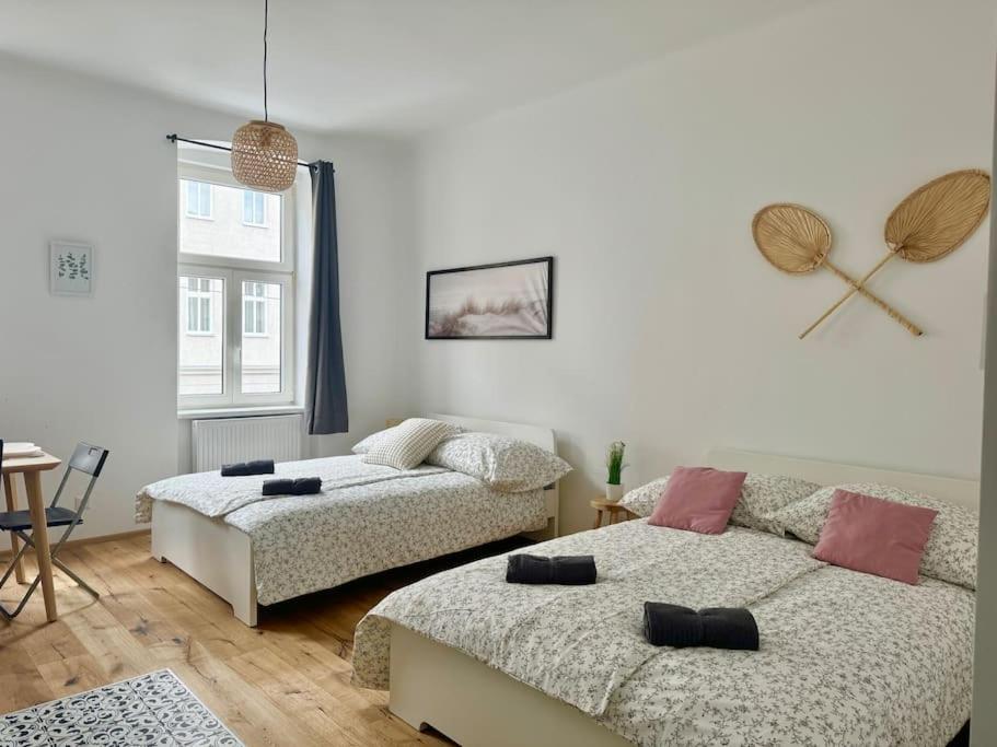 Stylish & Renovated Apartment with Free Parking