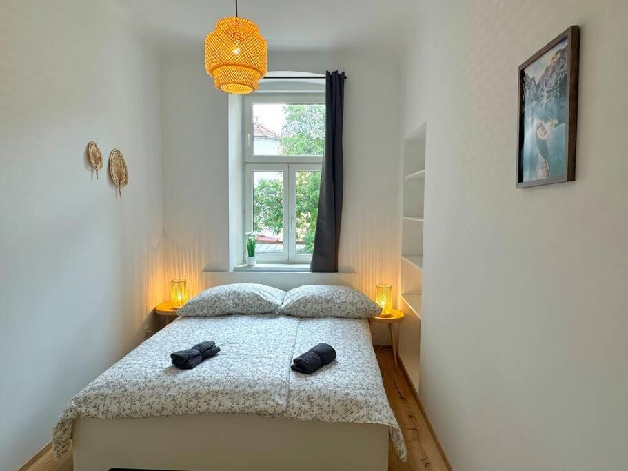 Stylish & Renovated Apartment with Free Parking