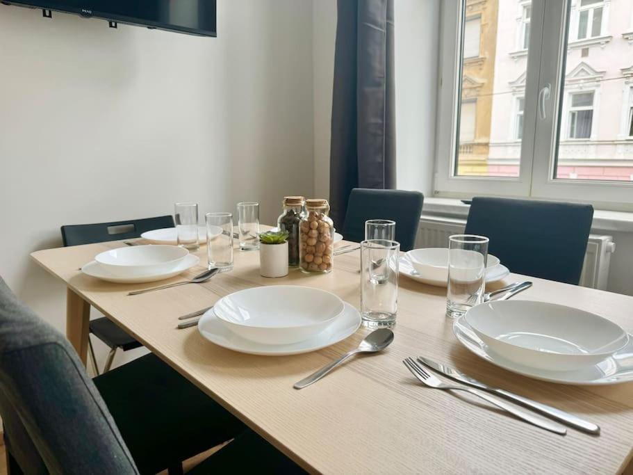 Stylish & Renovated Apartment with Free Parking