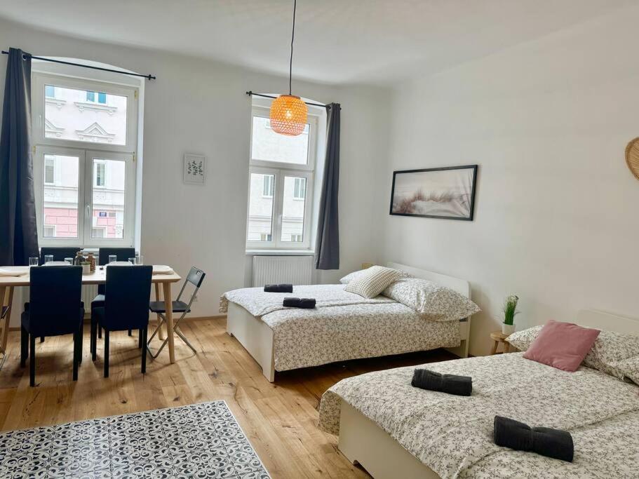 Stylish & Renovated Apartment with Free Parking