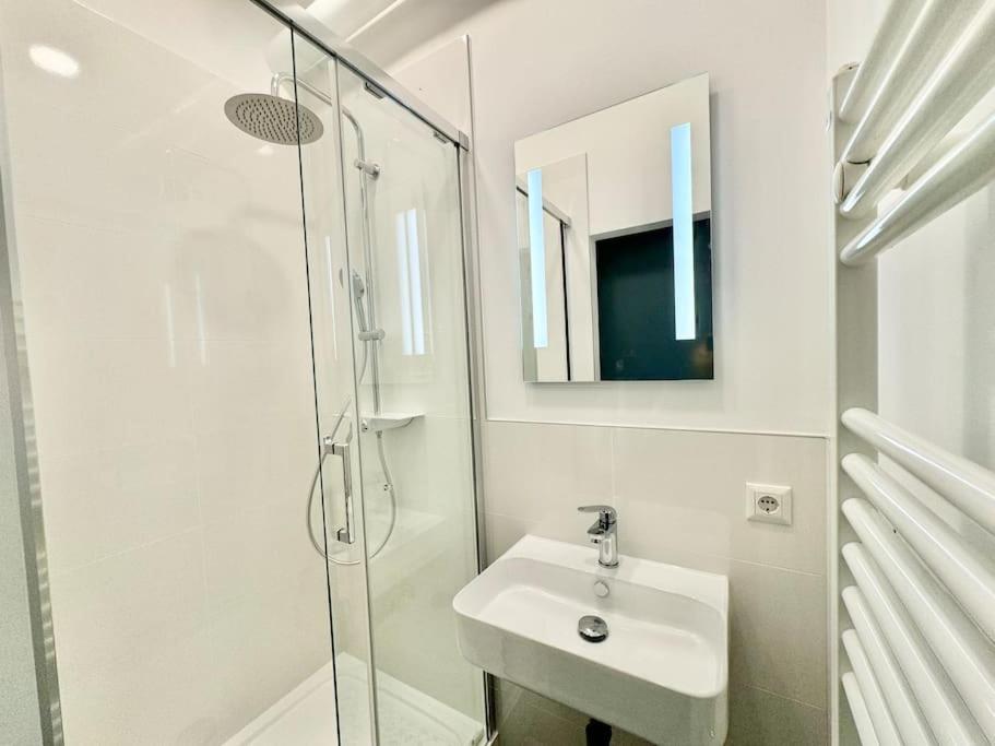 Stylish & Renovated Apartment with Free Parking