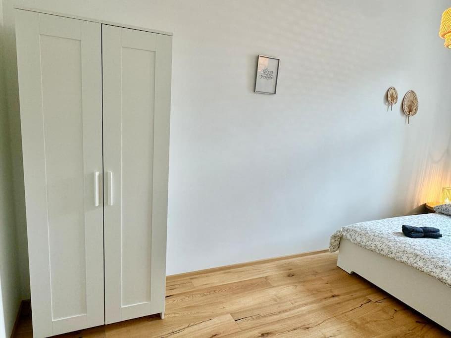 Stylish & Renovated Apartment with Free Parking