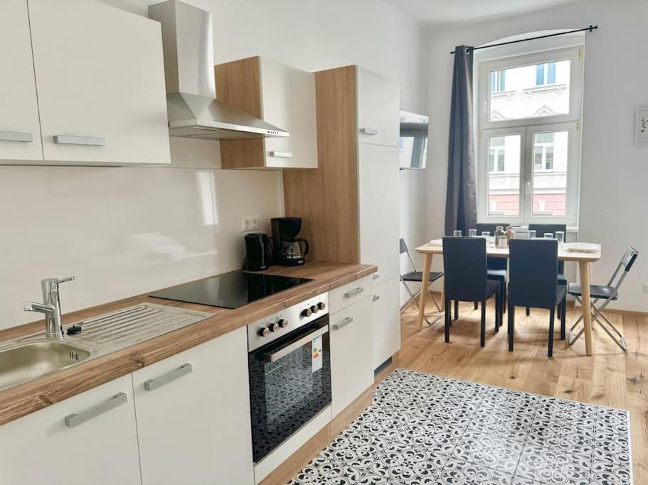 Stylish & Renovated Apartment with Free Parking