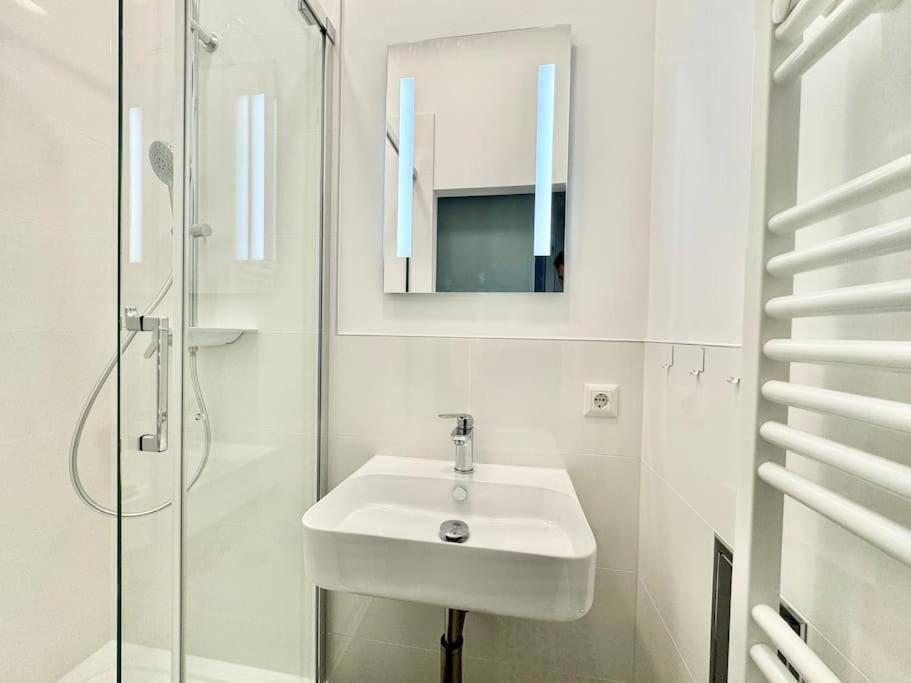 Stylish & Renovated Apartment with Free Parking