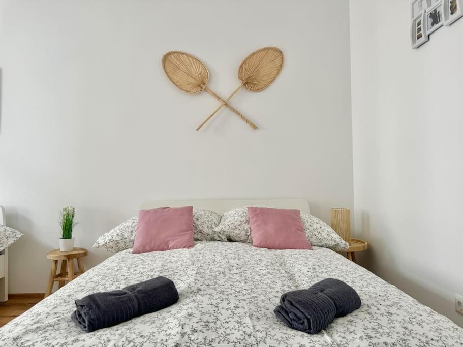 Stylish & Renovated Apartment with Free Parking