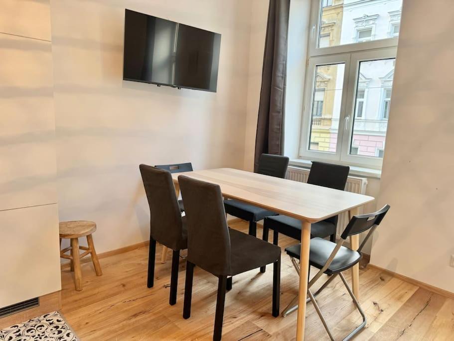 Stylish & Renovated Apartment with Free Parking