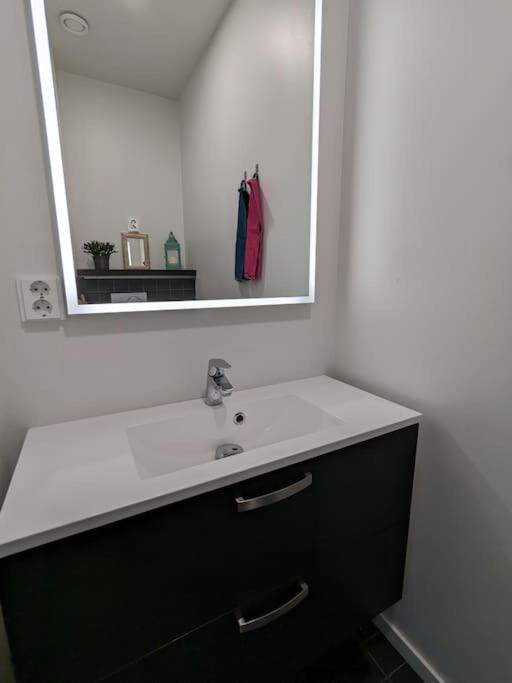 Lakeside Aurora Haven Modern 3BR Family Espace