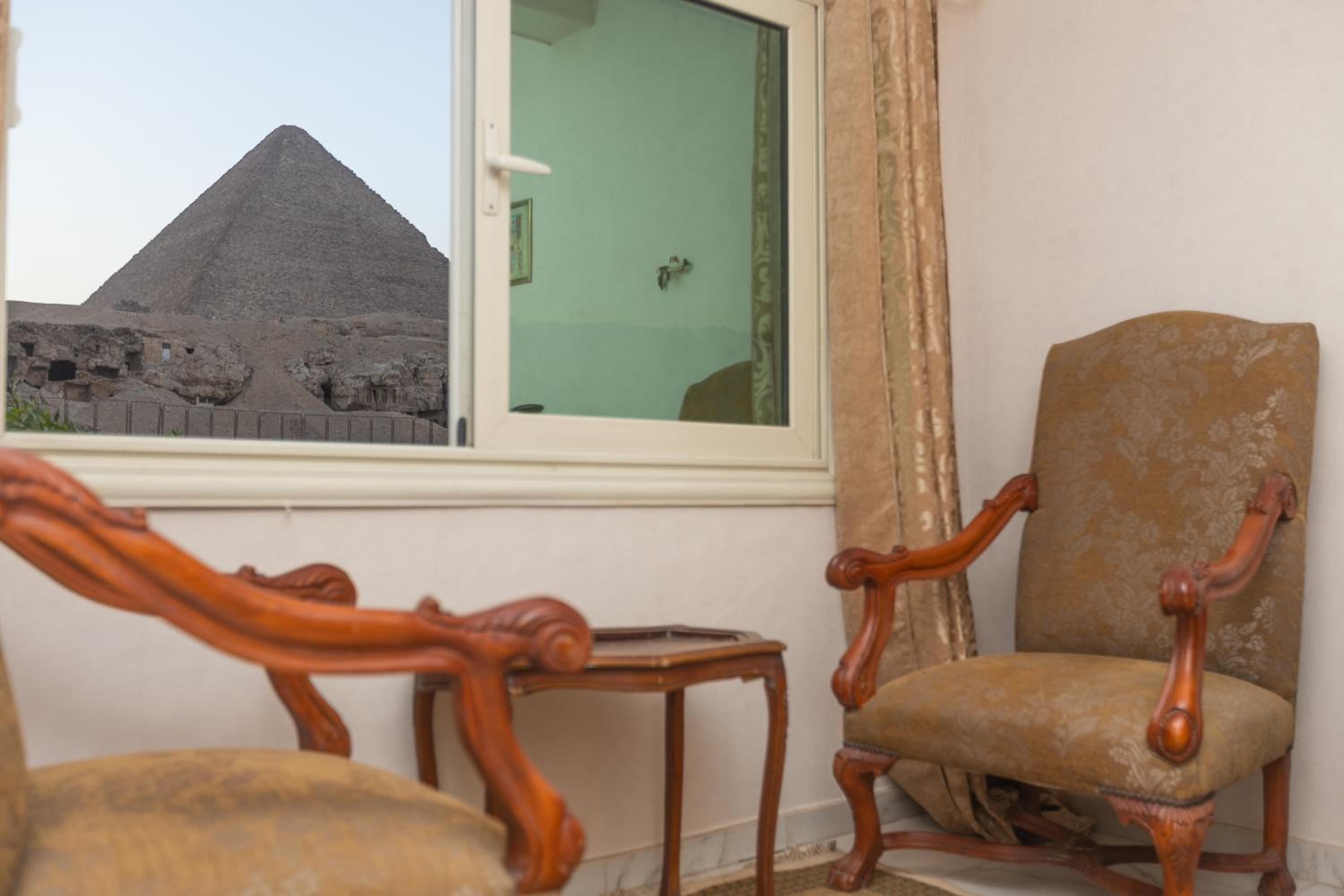 Grensha Pyramids inn