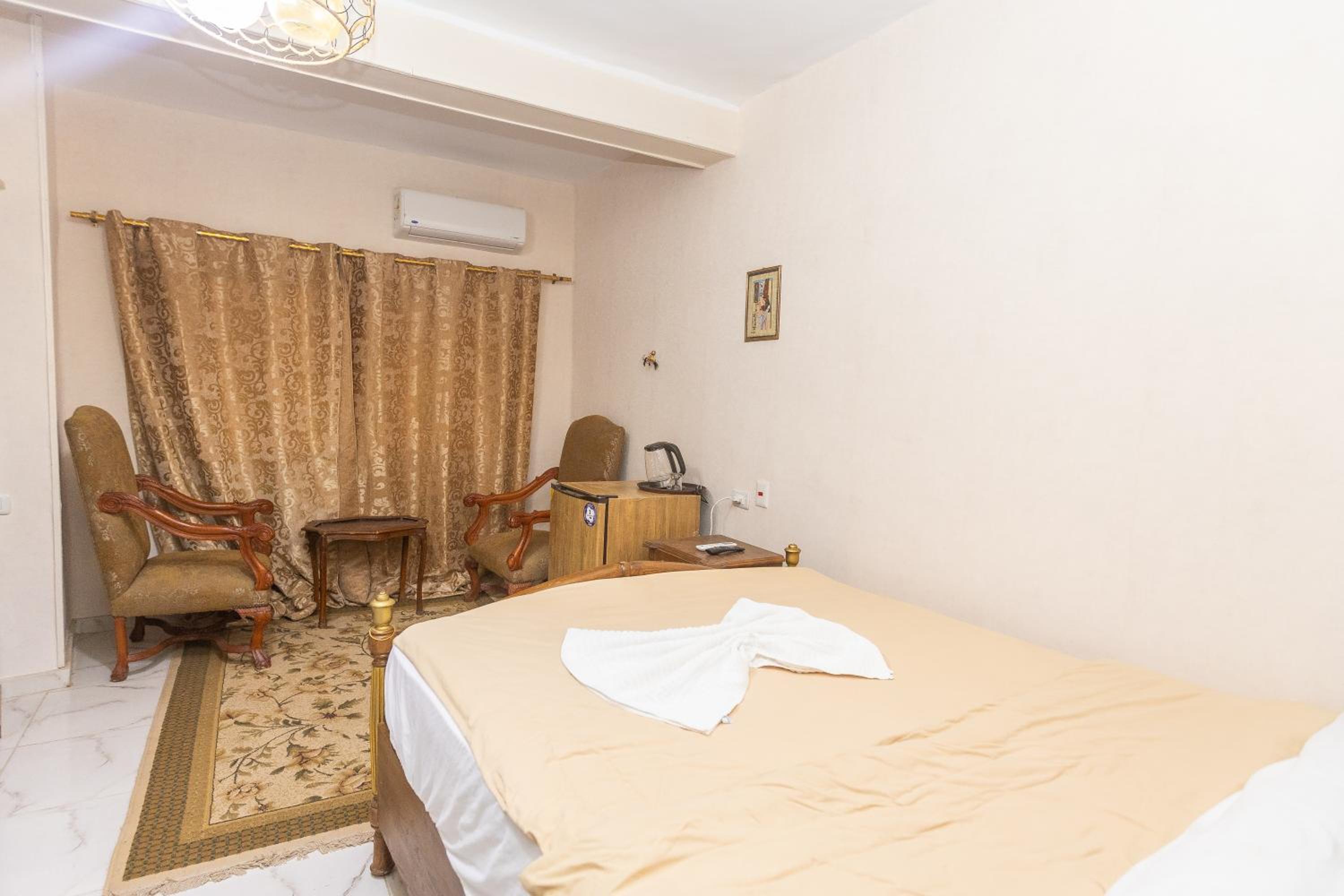 Grensha Pyramids inn